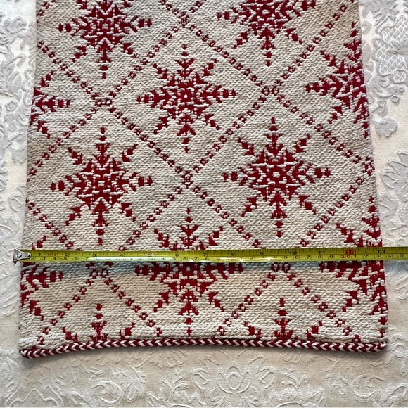 ❤️ Pier 1 Imports Snowflake Table Runner - Picture 2 of 4